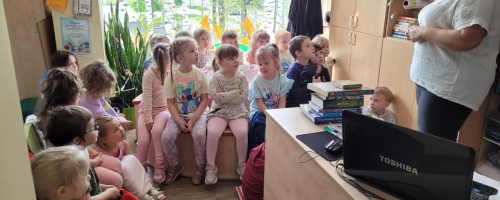 Wizyta ,,Sówek' w bibliotece.