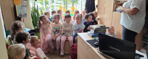 Wizyta ,,Sówek' w bibliotece.